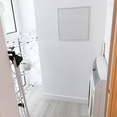 Comfortable Modern Escape 4 Bed 2 Bath