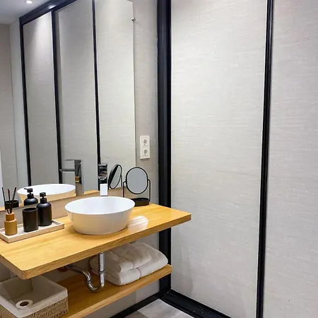 Comfortable Modern Escape 4 Bed 2 Bath Apartment