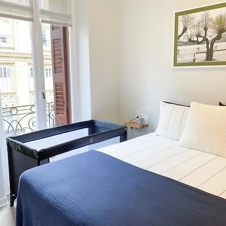 Comfortable Modern Escape 4 Bed 2 Bath Apartment *