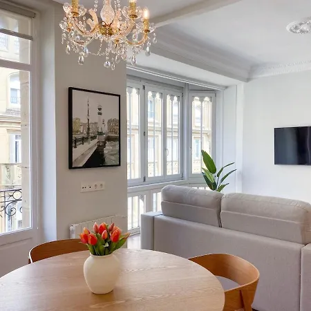 Comfortable Modern Escape 4 Bed 2 Bath *