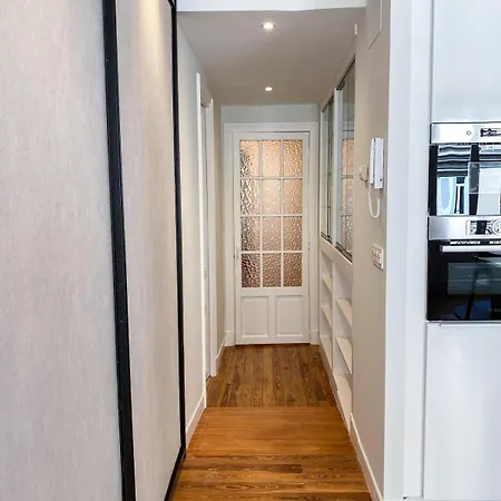 Comfortable Modern Escape 4 Bed 2 Bath *