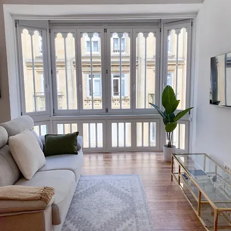 Comfortable Modern Escape 4 Bed 2 Bath Apartment *