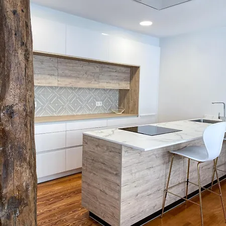 Comfortable Modern Escape 4 Bed 2 Bath Apartment *