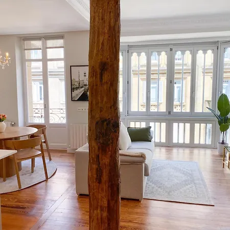 Comfortable Modern Escape 4 Bed 2 Bath *