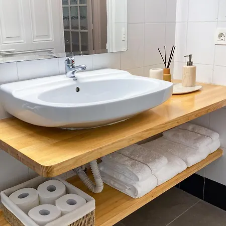 Comfortable Modern Escape 4 Bed 2 Bath Apartament