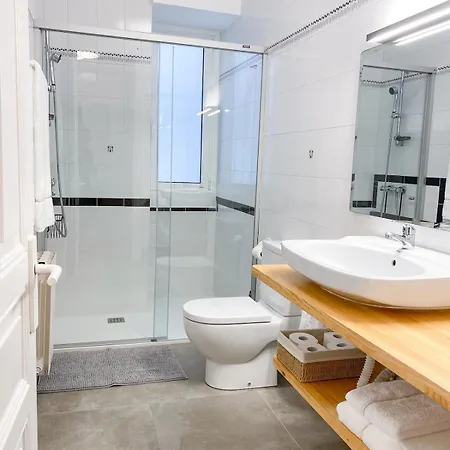 Comfortable Modern Escape 4 Bed 2 Bath Apartament *